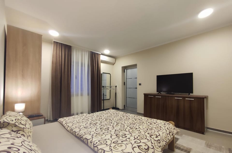 Communal lounge/ TV room, Bed, TV and multimedia, Photo of the whole room, Bedroom, wardrobe, air conditioner