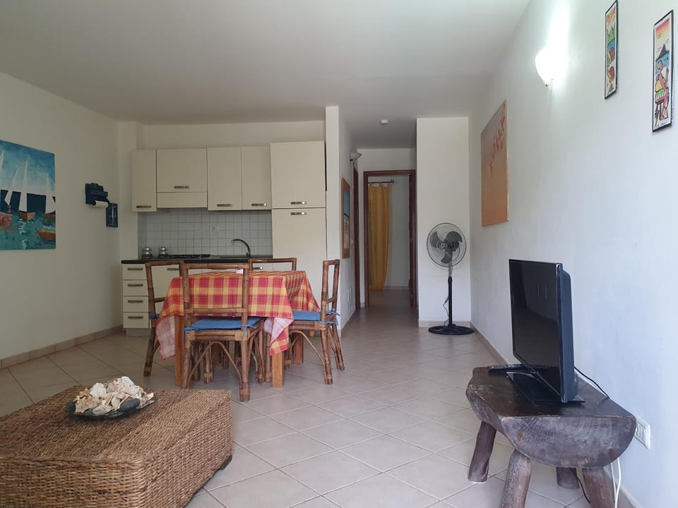 TV and multimedia, Kitchen or kitchenette, Living room, Seating area, Dining area