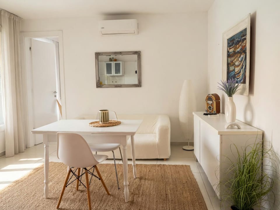 Kitchen or kitchenette, Living room, Seating area, Dining area, air conditioner