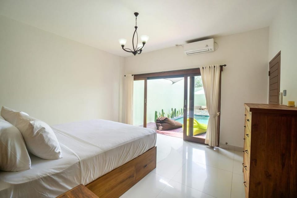 Bed, Photo of the whole room, Bedroom, air conditioner