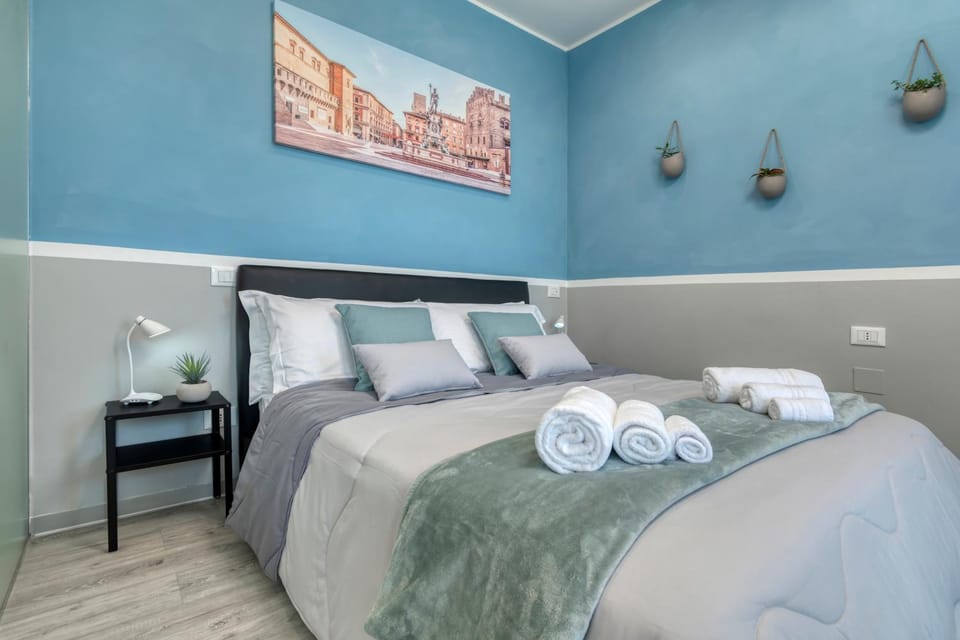 Bed, Floor plan, Bedroom, towels