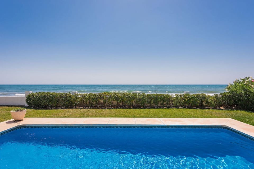 1100 - Beach Front Villa Villa in Marbella
