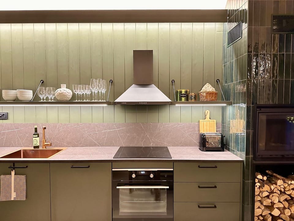 Kitchen or kitchenette, pet friendly, stove, toaster