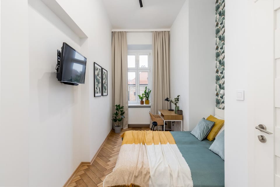 Bed, TV and multimedia, Bedroom