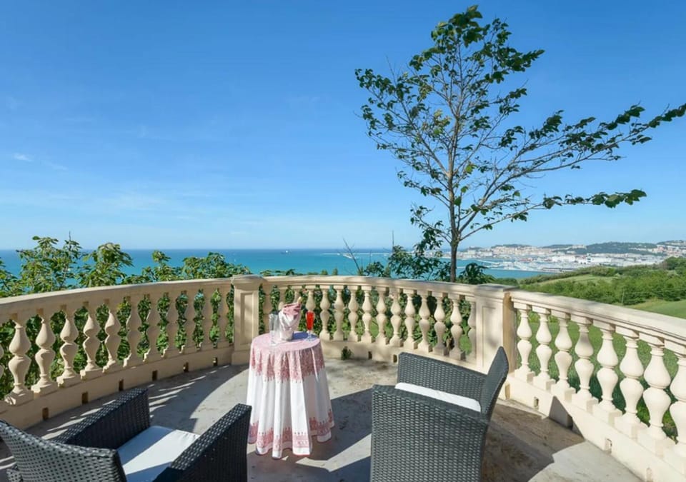 Villa Krizia - Ancona, meravigliosa villa con piscina vista mare Villa in Marche