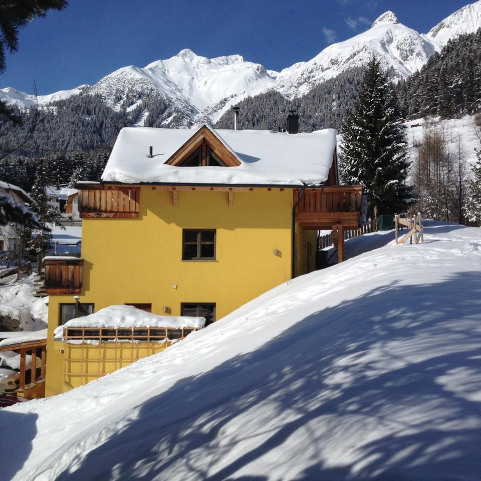 Property building, Facade/entrance, Winter