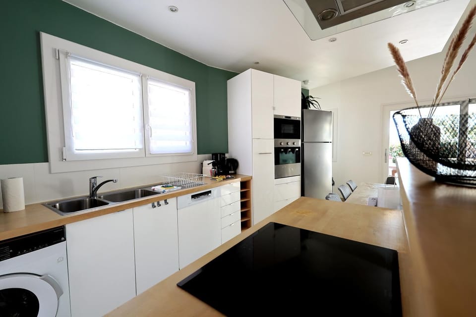 Coffee/tea facilities, dishwasher, microwave, oven, stove, washing machine, kitchen
