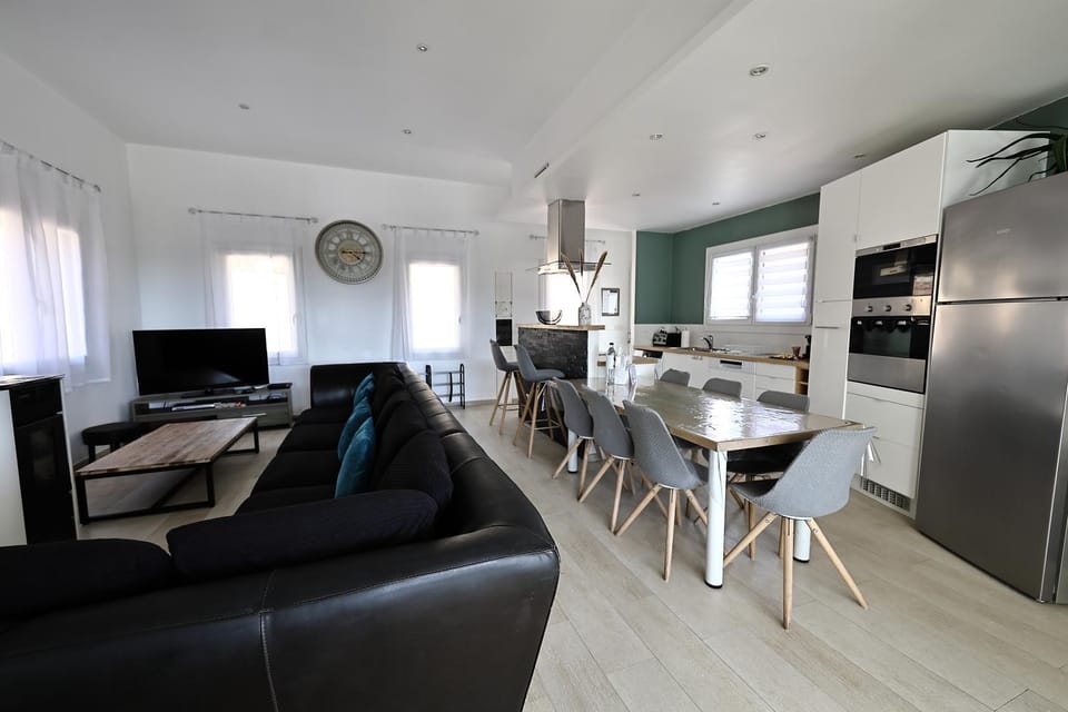 TV and multimedia, Living room, Seating area, Dining area, kitchen