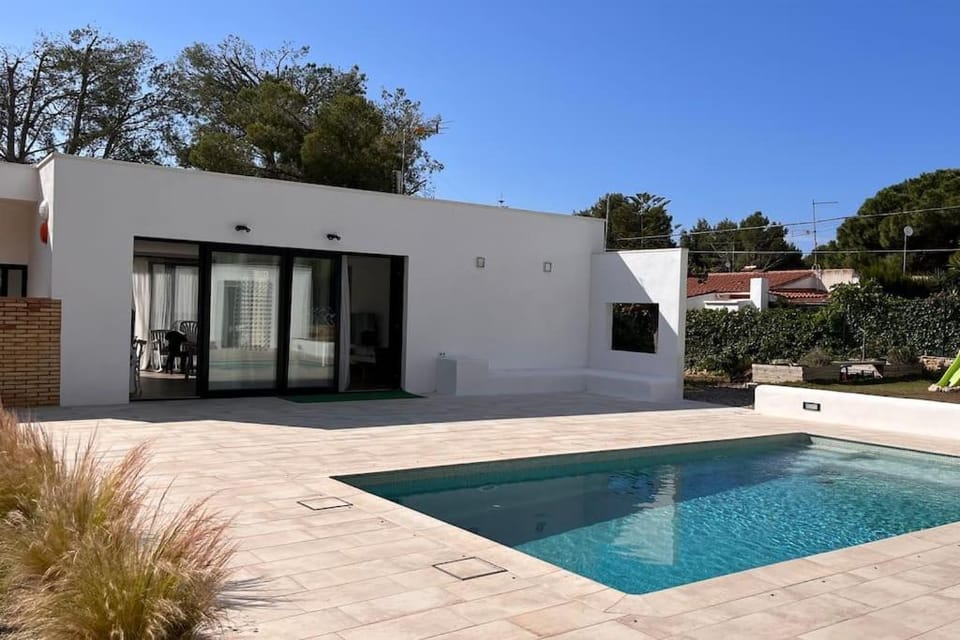 Property building, Day, Garden view, Pool view, Swimming pool