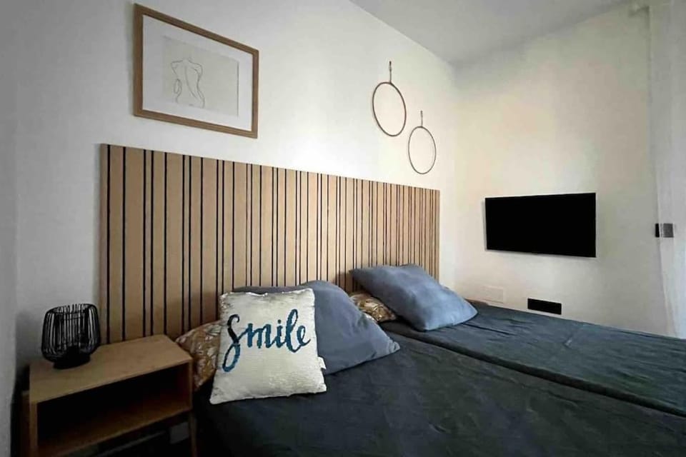 Bed, TV and multimedia, Photo of the whole room, Bedroom, wardrobe
