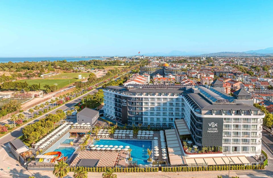 Property building, Bird's eye view, Pool view, Swimming pool, Location