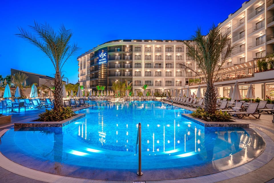 Property building, Pool view, Swimming pool, sunbed