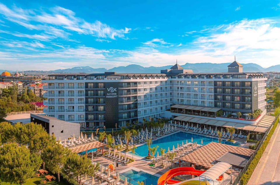Property building, Swimming pool, Location, Parking
