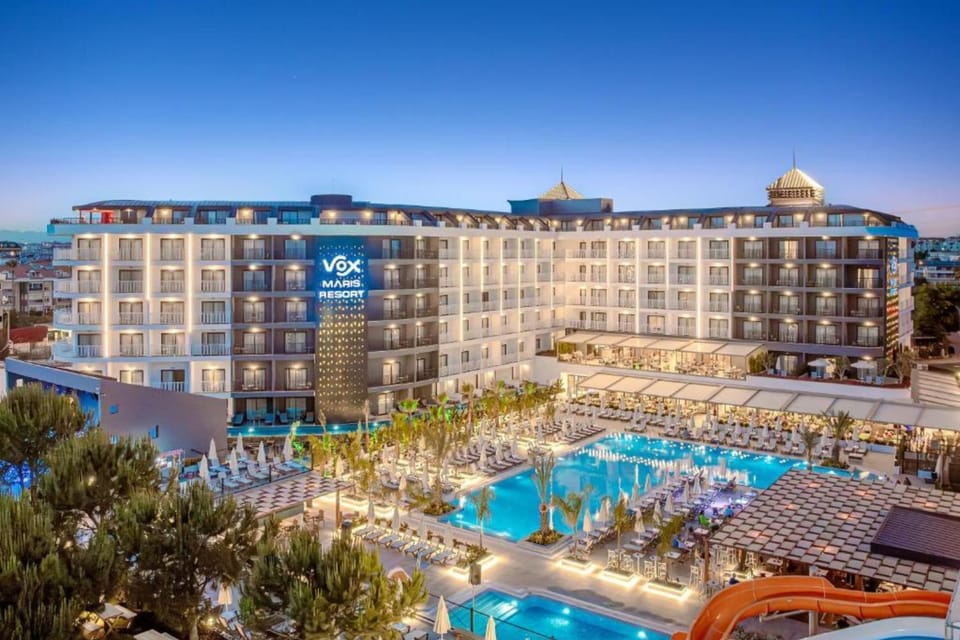Property building, Day, Pool view, Swimming pool, sunbed