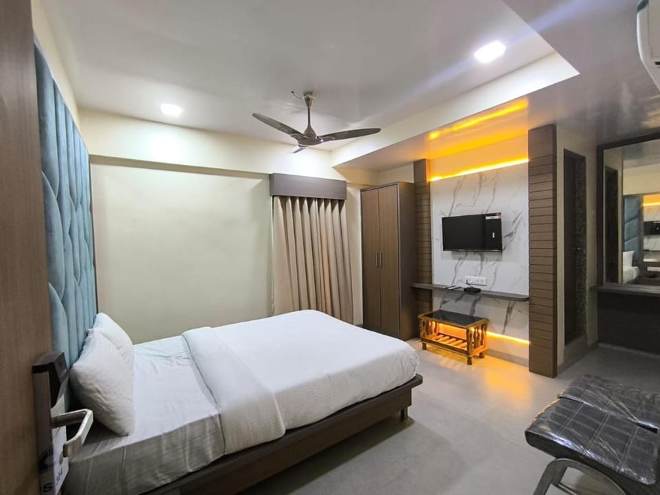 Communal lounge/ TV room, Bed, TV and multimedia, Photo of the whole room, Bedroom, fireplace, air conditioner