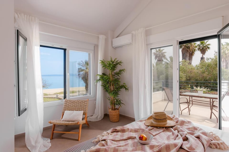 Day, View (from property/room), Balcony/Terrace, Seating area, Bedroom, Sea view