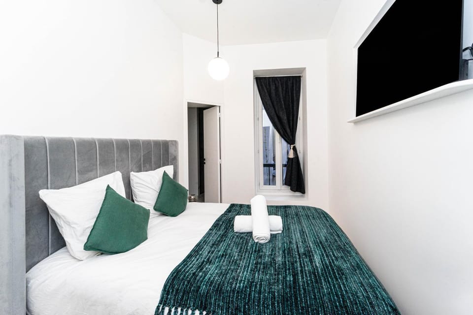 Bed, TV and multimedia, Photo of the whole room, Bedroom, towels