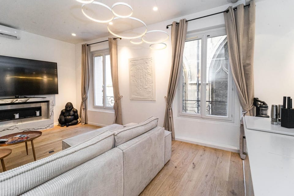 TV and multimedia, Living room, Seating area, air conditioner