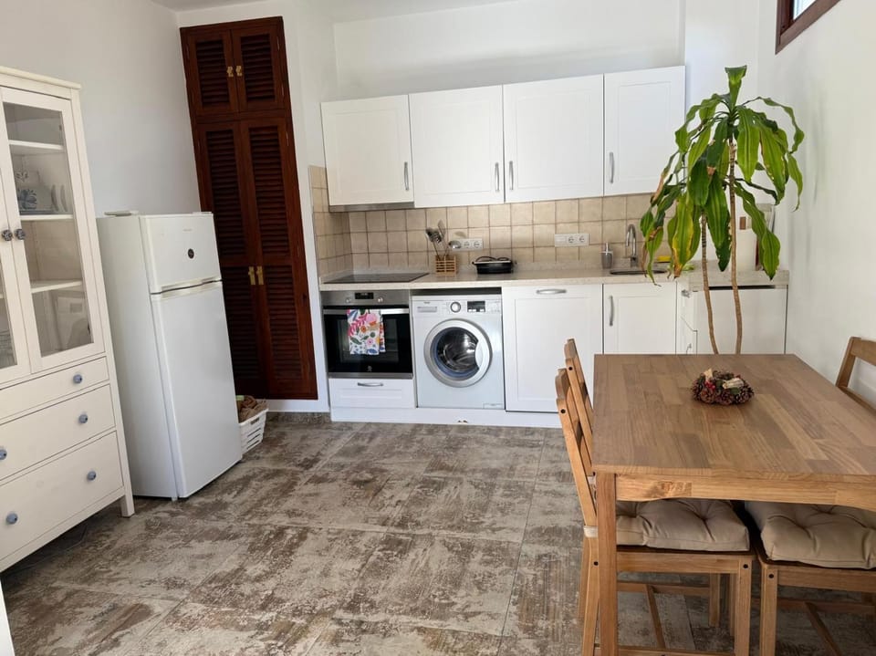 Kitchen or kitchenette, Dining area, dishwasher, oven, stove, toaster, washing machine