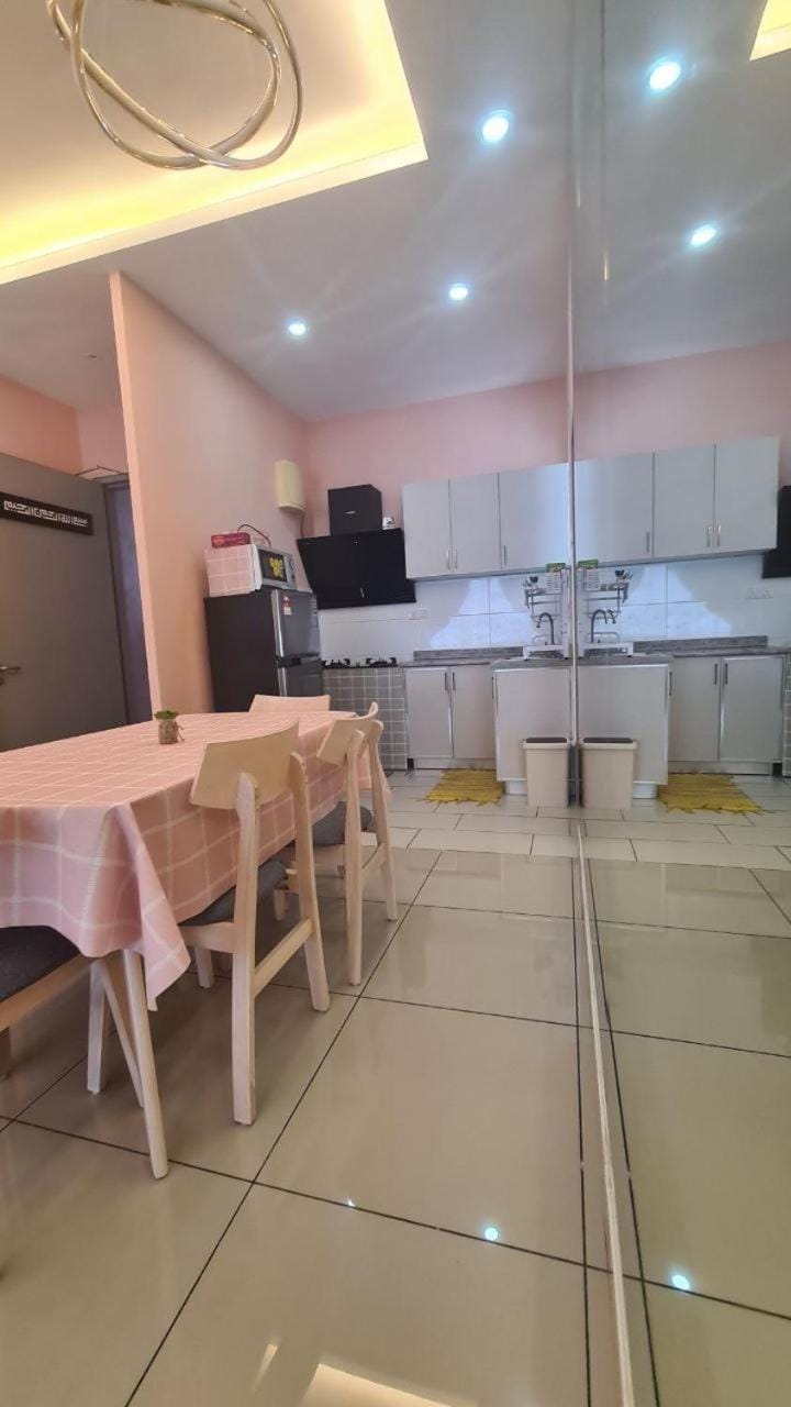 Kitchen or kitchenette, Dining area, oven, stove
