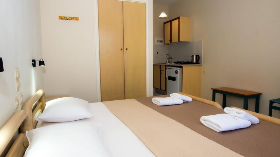Bed, Kitchen or kitchenette, Photo of the whole room, Bedroom, towels, wardrobe