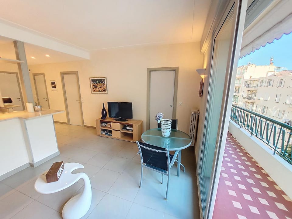 TV and multimedia, Dining area