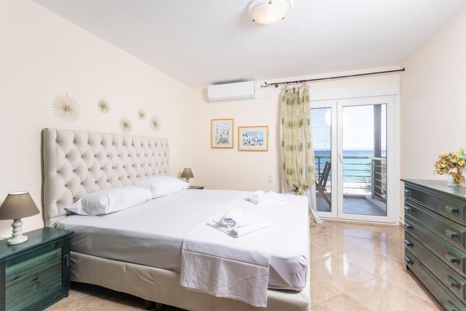 Kapa Maisonette - Beachfront, 3 min walk to Mamalouka Apartment in Halkidiki