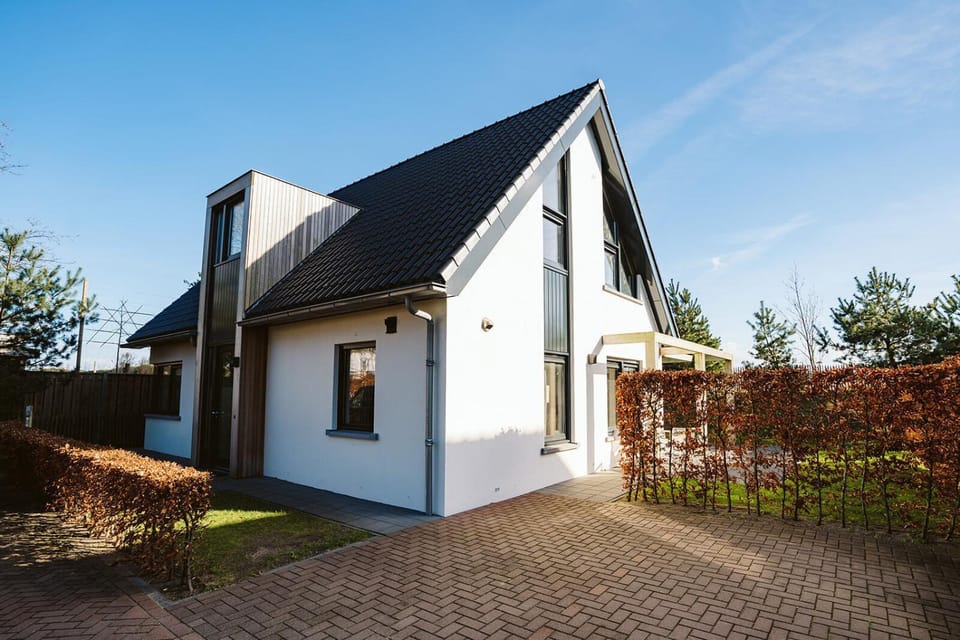 Property building, Winter, Garden