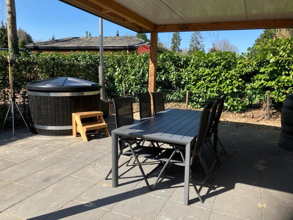 Schitterend 6 persoons chalet met HOTTUB aan de bossen van Putten Chalet in Putten