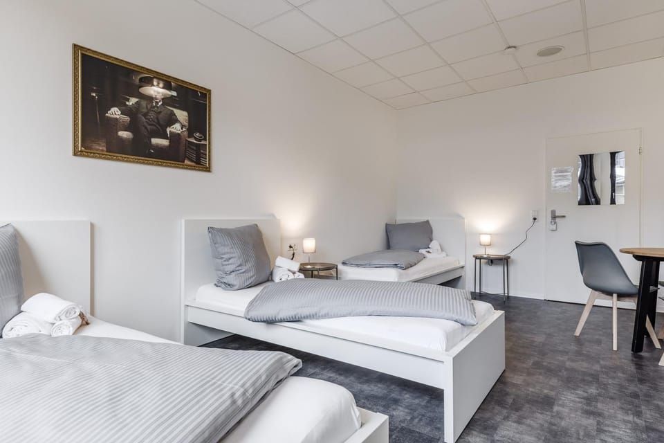 Bed, TV and multimedia, Photo of the whole room, Seating area, Bedroom