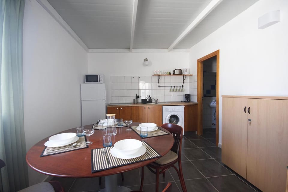 Kitchen or kitchenette, Dining area, minibar, stove
