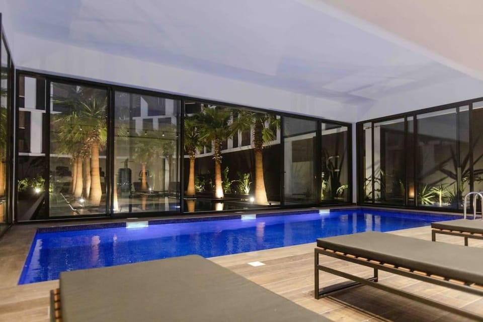 Swimming pool, sunbed