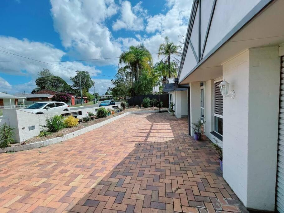 Property building, Neighbourhood, Street view, Parking