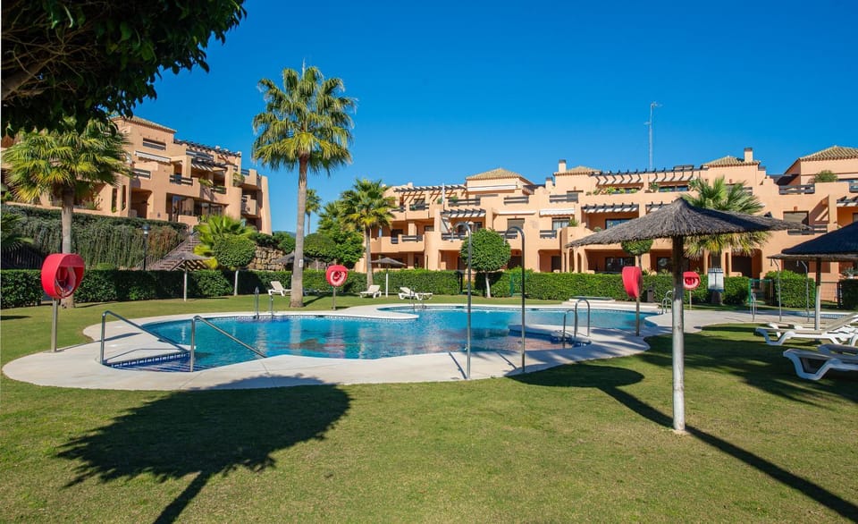 Appartement face mer avec accès au padel privé belle terrasse et grande piscine Apartment in Costa del Sol