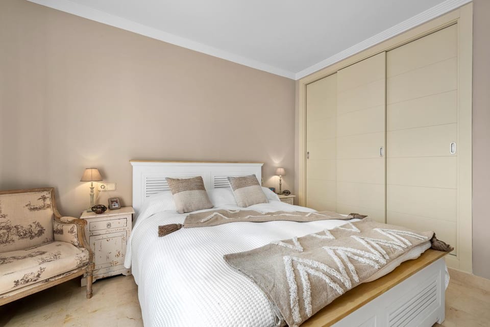 Appartement face mer avec accès au padel privé belle terrasse et grande piscine Apartment in Costa del Sol