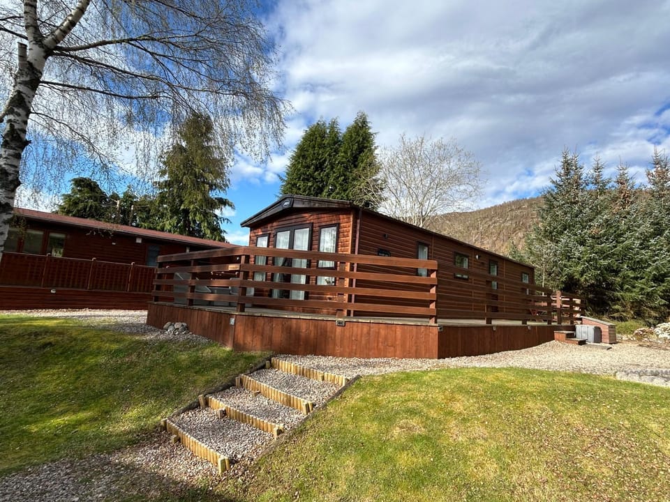 Lodge 2 The Wee Hut Aviemore Campground/ 
RV Resort in Scotland