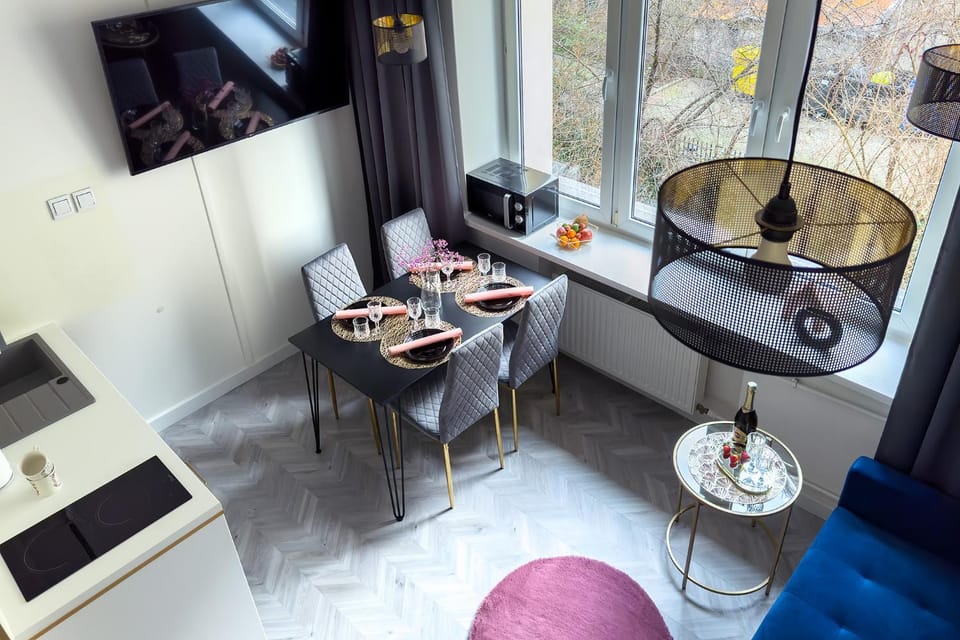 TV and multimedia, Kitchen or kitchenette, Living room, Seating area, Dining area