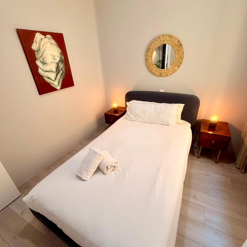 Photo of the whole room, Bedroom, towels
