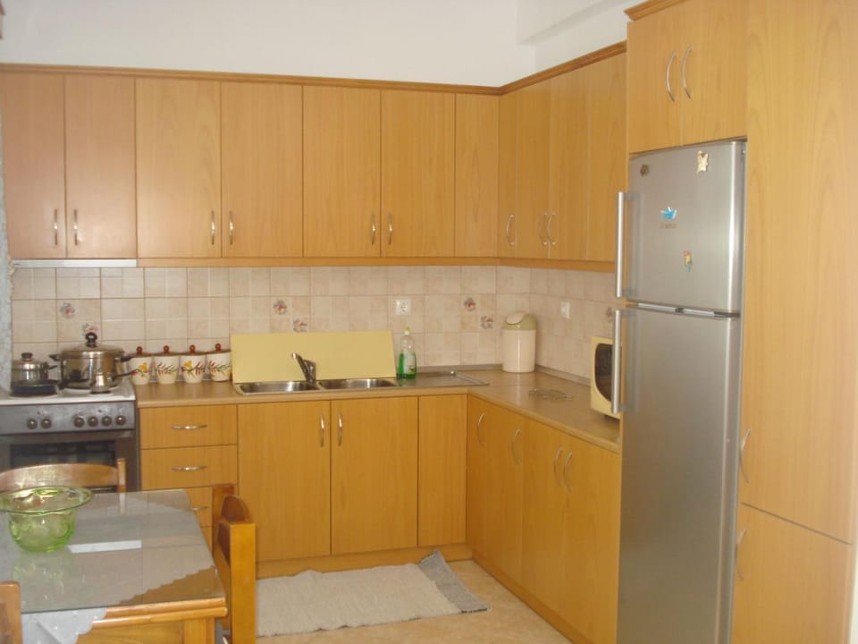 Coffee/tea facilities, Kitchen or kitchenette, stove