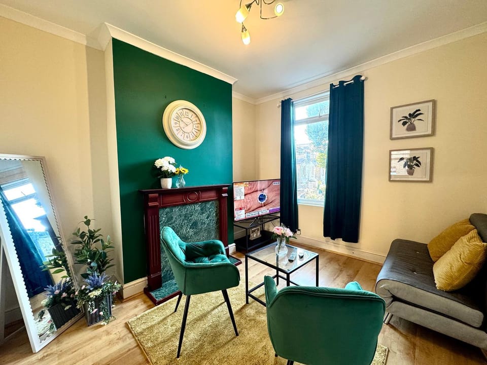 Communal lounge/ TV room, TV and multimedia, Living room, Seating area, Evening entertainment