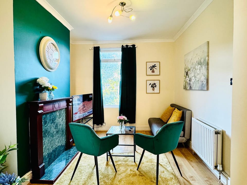 TV and multimedia, Living room, Seating area, Dining area, internet