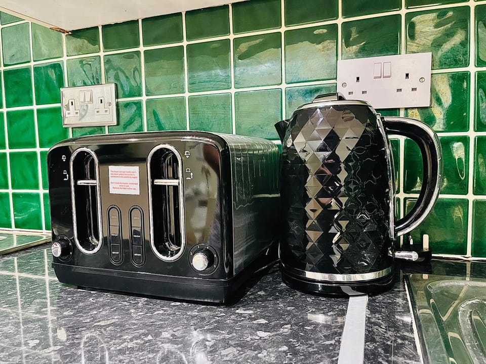 Coffee/tea facilities, toaster