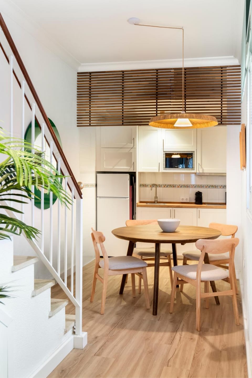 Kitchen or kitchenette, Dining area, minibar, stove