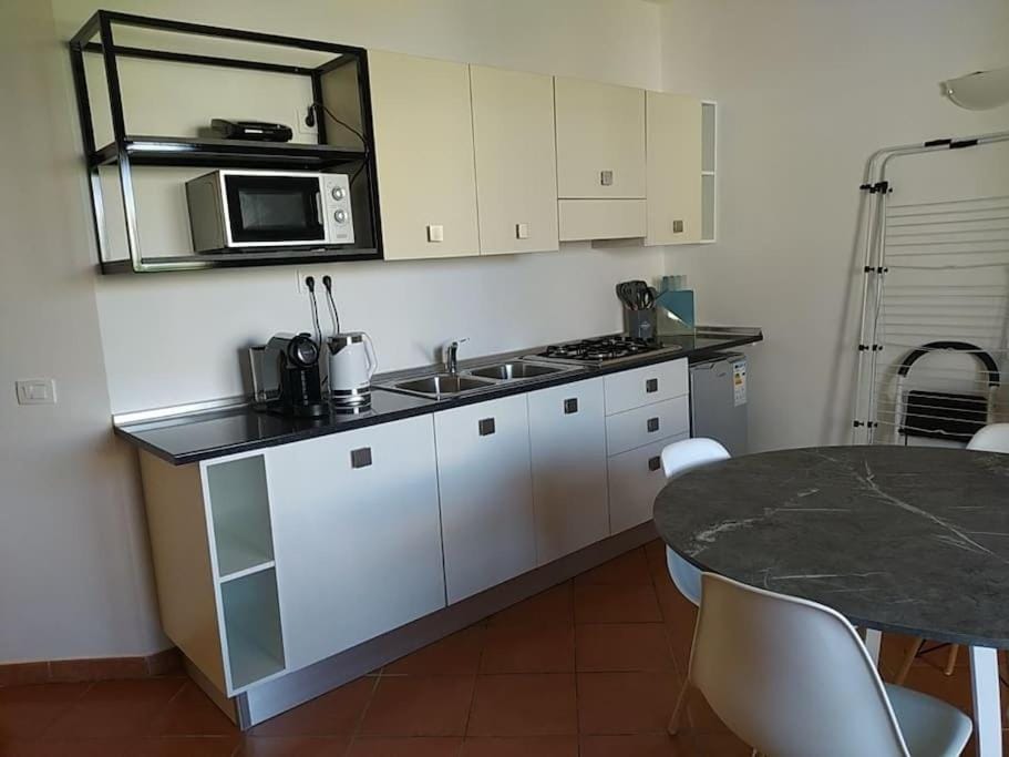 Coffee/tea facilities, Kitchen or kitchenette, Dining area, stove