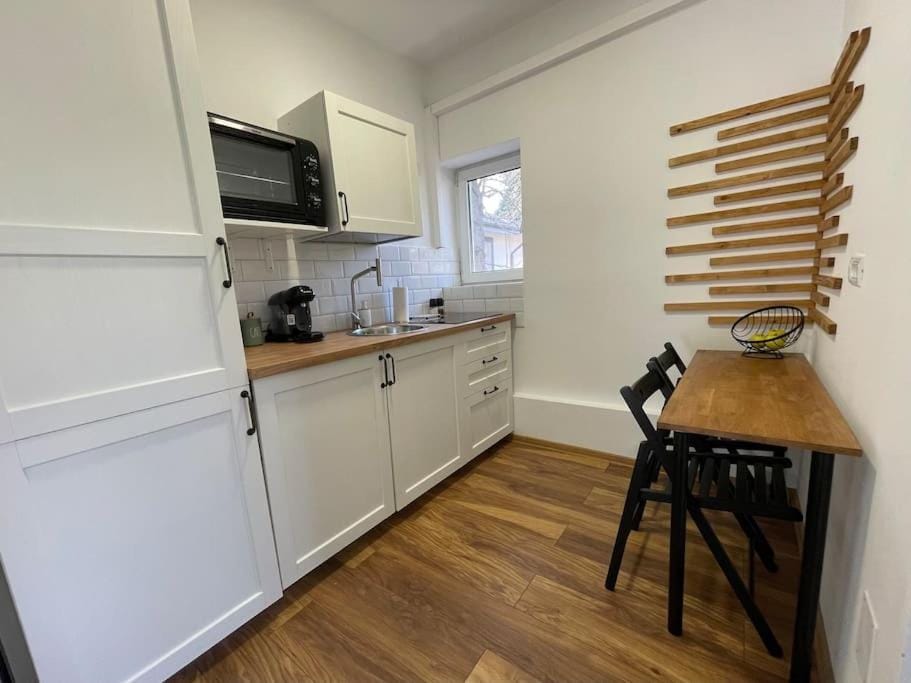 Kitchen or kitchenette, Dining area, oven