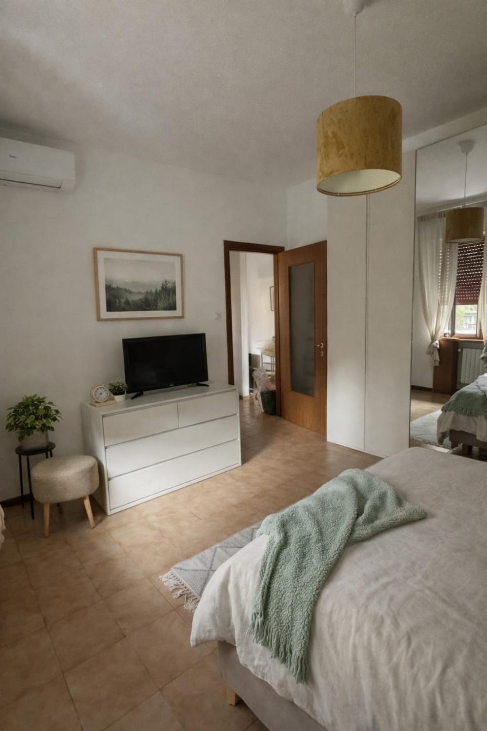 Photo of the whole room, wardrobe, air conditioner