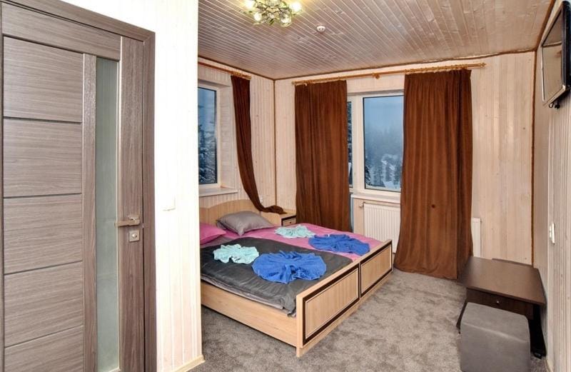Bed, towels