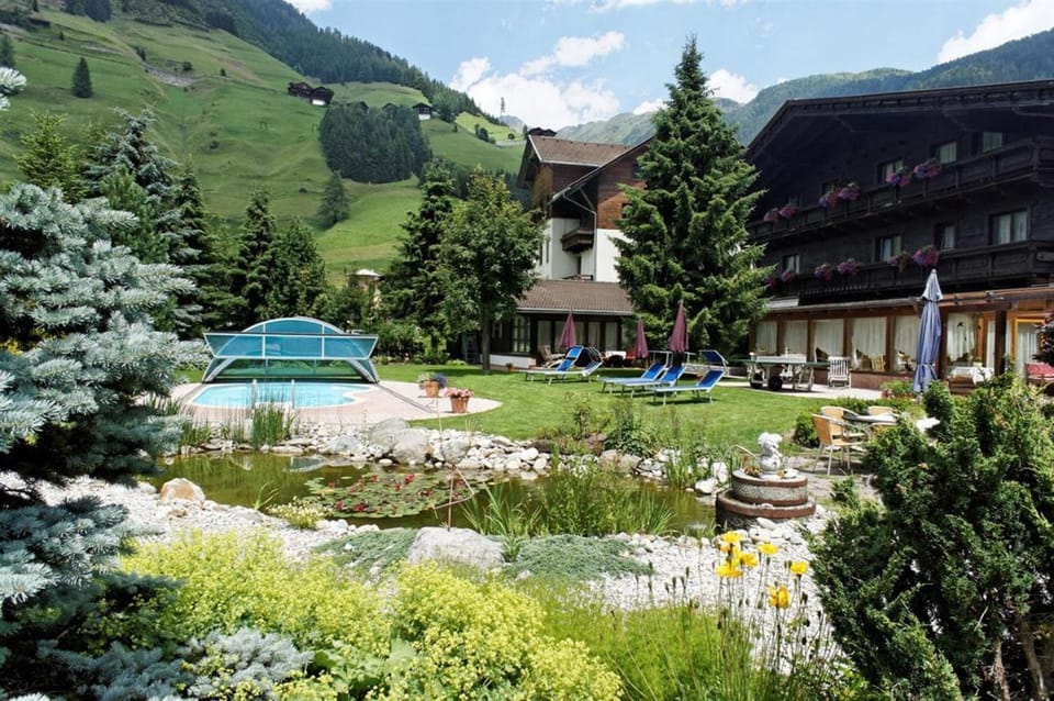 Facade/entrance, Summer, Area and facilities, Swimming pool
