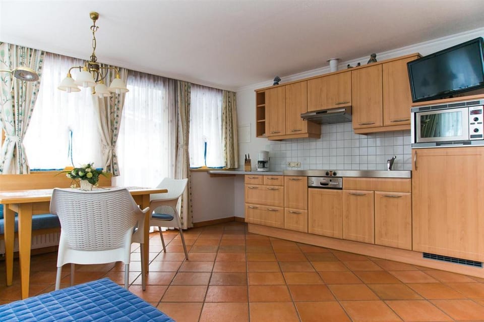 TV and multimedia, Coffee/tea facilities, Photo of the whole room, Decorative detail, Dining area