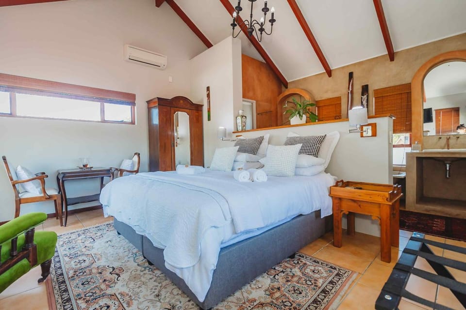 Bed, Photo of the whole room, Dining area, Bedroom, air conditioner